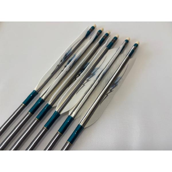 ジュラルミン矢「EASTON社」、６本セットです。ターキー矢です。・シャフトの太さ：１９１３・シャフトのカラー：グレー・矢羽根の種類：ターキー・矢羽根の模様：風刃(ふうじん)ブルー・矧ぎ糸のカラー：青緑色・筈の色：白色ご希望の矢尺を記入のう...