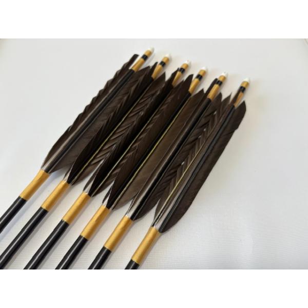 ジュラルミン矢「EASTON社」、６本セット矢です。・シャフトの太さ：1913・シャフトのカラー：ブラック・矢羽根の種類：黒手羽・矢羽根の模様：黒（単色）・矧ぎ糸のカラー：濃黄色・筈の色：白色ご希望の矢尺を記入のうえ注文してください。（１１...