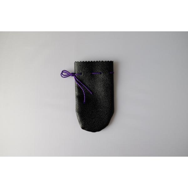 合皮製の石突です。弓を保管する際、本弭（もとはず）部分を保護するために使用します。◆こちらの商品はクリックポストにて発送可能です。厚みの少ない商品ですので、何個ご注文いただいてもクリックポストで発送可能です。なお、クリックポストで発送可能な...