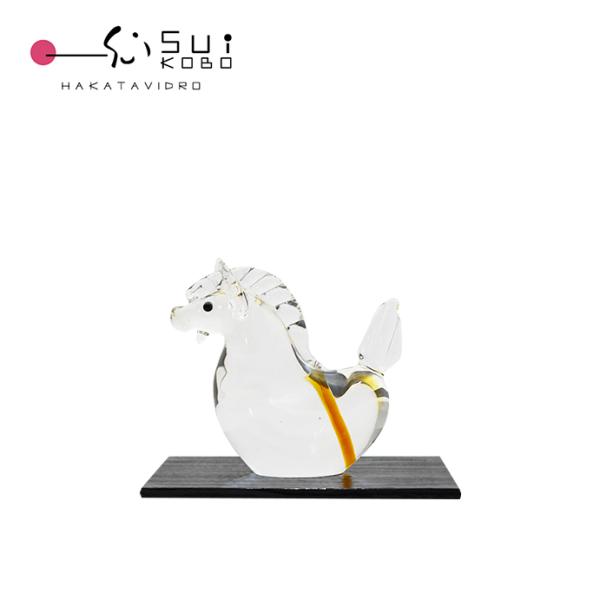 山崎　真一作（やまさき　しんいち）サイズ：9.5ｃｍ（幅）×9ｃｍ（高さ）素材： ガラスオリジナル木札の希望の文字内容は買い物かご内のストアへのご要望欄にご記入ください