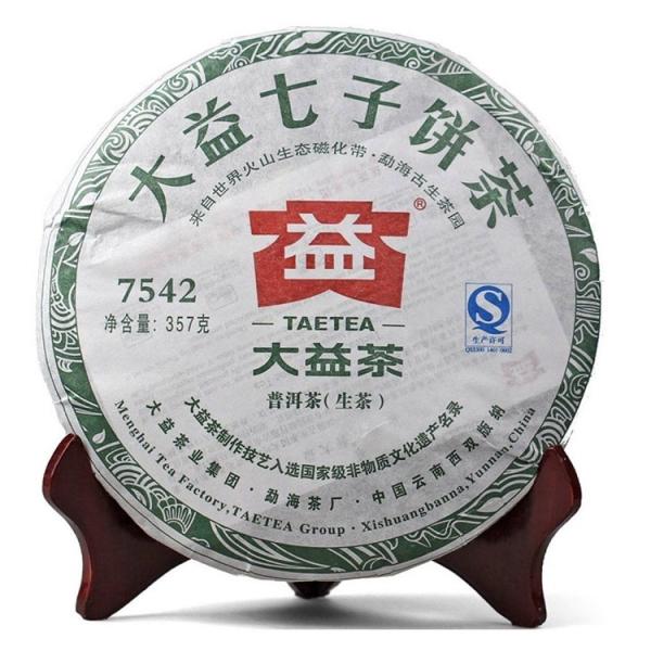 「大益七子餅茶7542」はプーアル生茶の模範であり、生茶の王道でもあります。プーアル生茶の世界では、この大益七子餅茶7542を基準にして、ほかの生茶の品質と味を評価します。総合評価の4級茶葉を原材料とし、餅面には白い若芽を配置して見栄えよく...