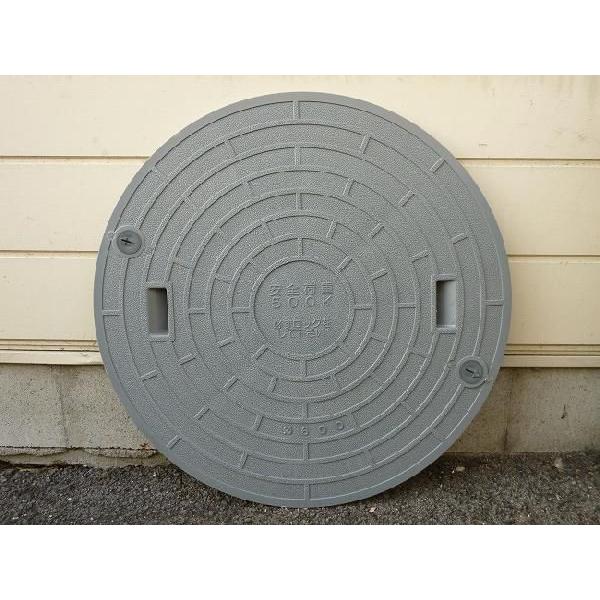 浄化槽用ふた　直径555mm安全荷重：500kg（乗用車程度）厚み：22ｍｍ（つばの部分）材質：PP(ポリプロピレン)カラー：グレー※送料の関係上１回のご注文で２個までしか送ることが出来ません。　2個以上必要な場合は再度ご注文してくださいま...