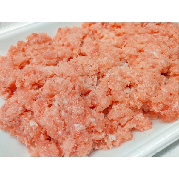 大めばちまぐろたたき５００ｇ×４パック大めばちまぐろとは40kg以上の大きなめばちまぐろの事でそのめばちまぐろを原料にしたまぐろたたきです。大めばちまぐろですので色目も良く、深い味わいが特徴です。ツブ感が残るよう粗挽きに仕上げております。ご...