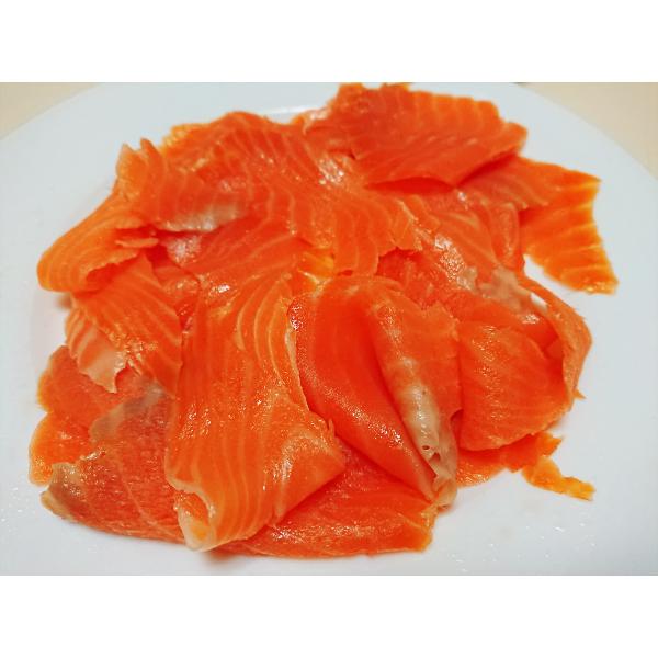 スモークサーモントラウト７０ｇノルウェー産トラウトサーモンをスモークしました。解凍後、まずはそのまま、その次は、サラダやマリネ、カルパッチョなどでお召し上がりください。内容量  ７０ｇ原材料  ノルウェー産　サーモントラウト（養殖）、食塩原...