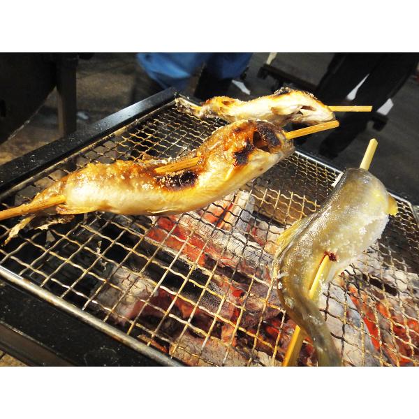 冷凍あゆ　８尾８尾で約９２０ｇですので単純計算となりますが１尾約１１５ｇとなり大きめな養殖あゆとなります。塩焼きでどうぞ内容量  8尾(約920g)原材料  あゆ（台湾産・養殖）賞味期限  約３ヶ月（−１８度以下）発送方法  冷凍便注意事項...