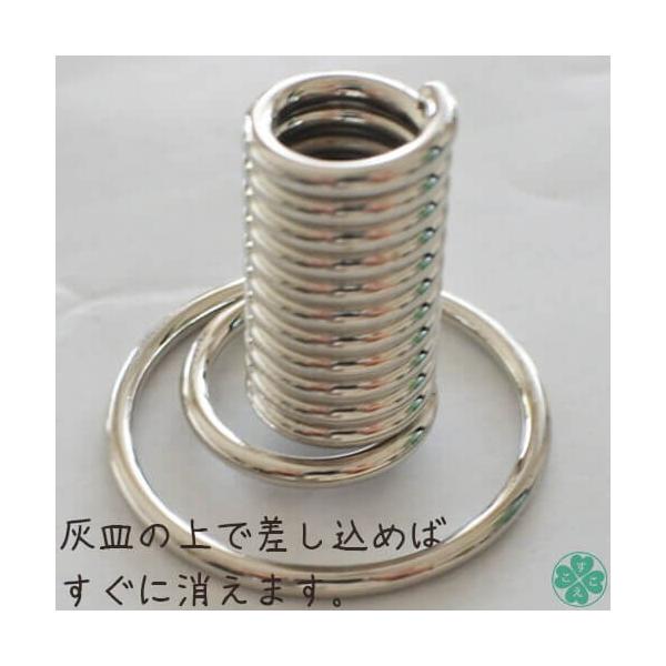 灰皿に置いて差し込むだけで、タバコの火を素早く確実に一発消火します。タバコには健康面の害でけではなく、火の不始末による災害の原因となる危険があります。タバコを吸う人の中には消したつもりでも...気付いたら灰皿の中でまだ火がくすぶっていたとい...