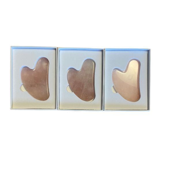 やさしいピンクのカラーが かわいい ローズクォーツのかっさプレートです。ローズクォーツは「美・愛・優しさ」を象徴する 恋愛運向上のパワーストーンとして知られています。　なめらかな肌触りとひんやりとした感触 フェイスマッサージ ツボ押し　など...