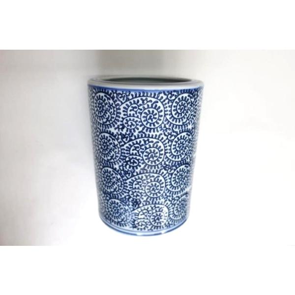 たこ足の様な…もしくはペイズリー柄の様な…。お洒落な手火鉢です。インテリアとしても飾っていただけます。＊＊北海道・沖縄・離島のお客さま＊＊お買い上げ個数１個につき、中継料￥2,860を頂きます。変更後の合計代金はお買い上げ後メールにて改めて...