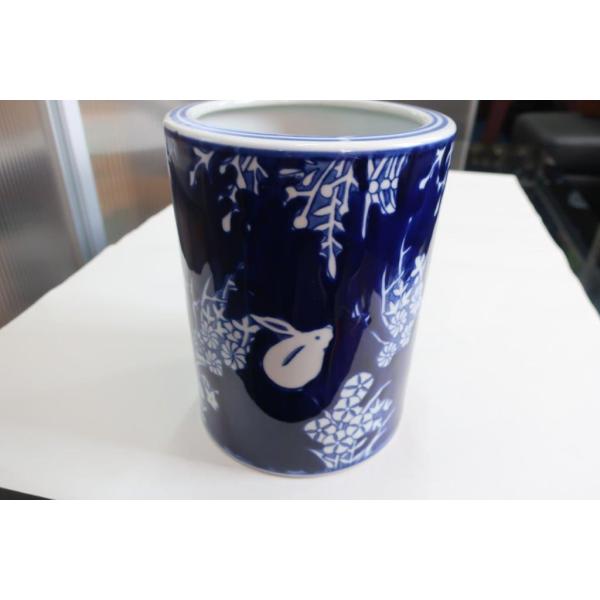 高さ20ｃｍ　外径15.5ｃｍ綺麗な藍色にうさぎの柄がかわいい火鉢です。手あぶり火鉢としてはもちろんインテリアとしても＊＊北海道・沖縄・離島のお客さま＊＊お買い上げ個数１個につき、中継料￥2,860を頂きます。変更後の合計代金はお買い上げ後...