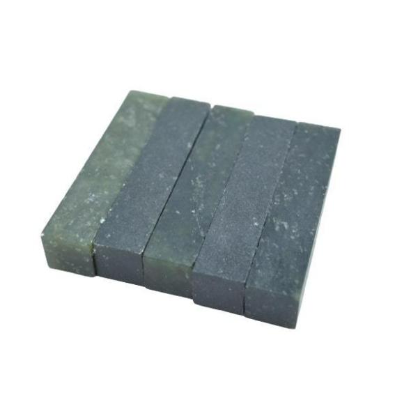 サイズ  約1ｃｍ×1ｃｍ×5ｃｍ   数量  1個   状態   新品（同等品ランダム発送です。）●丹東黒緑石の特徴丹東黒緑石の特徴はその色彩になります。粒子が粗いにもかかわらず素直な彫り味があり、カケ味はあまりございません。印材に硬度の...