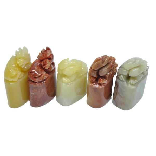 サイズ ： 約1.5ｃｍ×約2.5ｃｍ（自然形ランダム発送につき、おおそよになります。）   ※色、形状は選べません。数量 ：1個   状態：新品（ランダム発送）●寿山芙蓉石の特徴寿山芙蓉石になります、非常に艶が美しく、キメも細かく、彫り味...