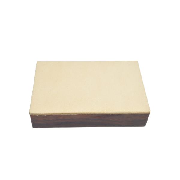 グラナディロサイズ：8ｃｍ×5ｃｍ×厚2ｃｍ数量：1個状態：新品発送：同等品をランダムで発送になります。製造：日本製　比重：0.79（※1以上で水に沈みます。）材質の特徴ハカランダに近い特性を持ち、ローズウッドの代用品としても利用されており...