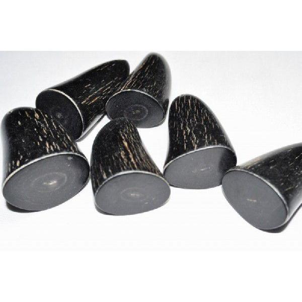 篆刻用　印材でございます。篆刻用印材　天然牛角です、形は遊印に最適ではないでしょうか。また紐を通せる穴も開いていますので、飾り紐も付けれます。※天然物の牛角ですので、凹み、ヒビがある場合がございます予めご了承くださいサイズ：約3ｃｍ×3ｃｍ...