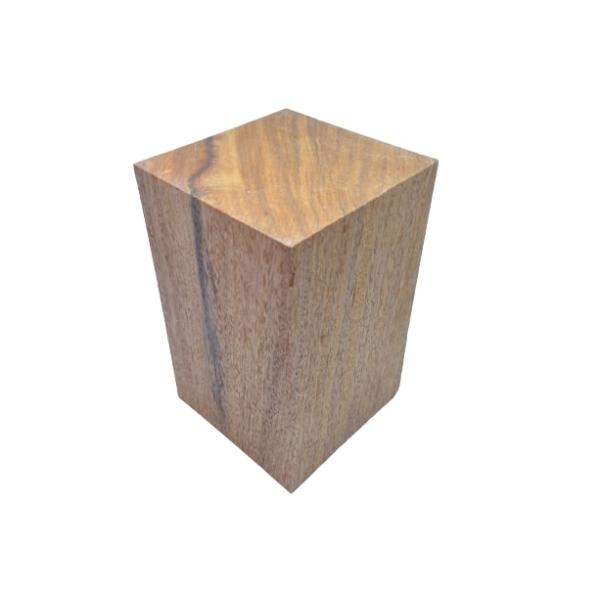 サイズ  約8.8ｃｍ角　高14.1ｃｍ数量  1個   状態   新品（同等品の発送）  花梨材の角印です、また表面に微傷、微凹みございます。サンディングしてからご使用ください。※割れ止めの為、両面の印面へボンドを塗布しております。