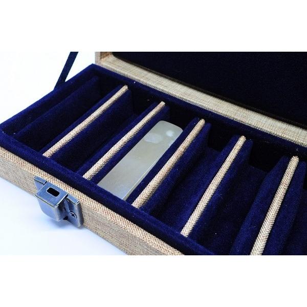 サイズ  内寸15×15×60ｍｍ   数量  1個   状態   新品   この商品は大事な印材にキズをつけずに保管できる箱になります。また刻済みであれば、押印したものを箱の上に貼り付ける事で何が保管されているか一目で分かります。サイズさ...