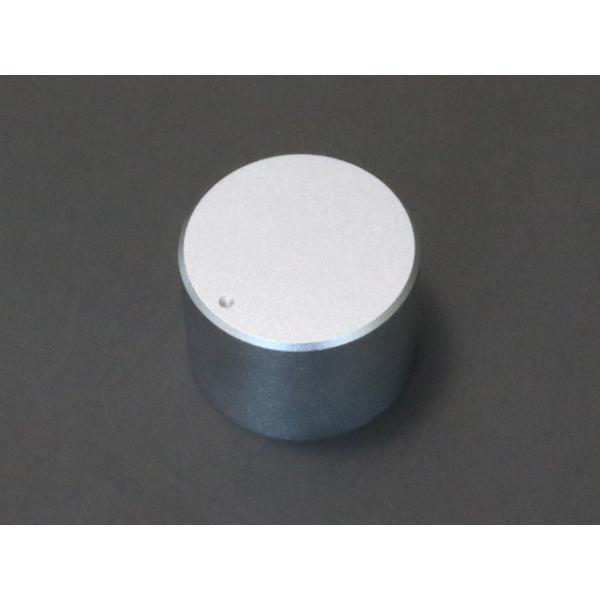 ■商品説明■・アルミ削り出しツマミ 30mm・6.3mmの軸用(シャフト)・色はシルバーです。・シャフトとの固定方法はイモネジで固定します。※イモネジも付属してます。■販売単位■・1個■商品状態■・新品(未使用品)■お支払方法■・銀行振込・...