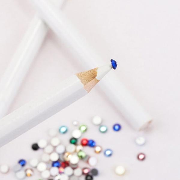 サイズ:約17.5cm(未削り)小さなラインストーンを取るのに便利なアイテム。エンピツ削りなどで削って使用します。芯の部分が吸着樹脂でべたつくことなく適度な強さで繰り返し吸着します。先端をお好みのサイズに削って大きめストーンも小さめストーン...