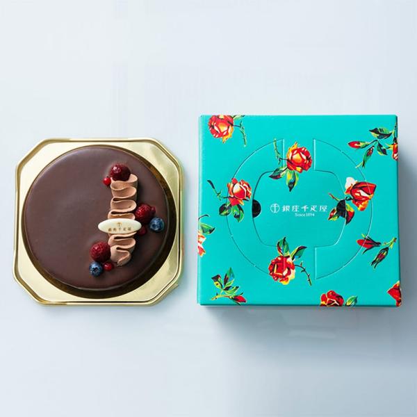 チョコレートと生クリームが織りなす、なめらかで濃厚なフランボワーズガナッシュを２段重ねにしました。アーモンドプードルを使用した生地はしっとり食感でコク深い味わいが広がります。●内容量直径約15ｃｍ●賞味期限冷凍30日