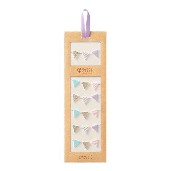 アレンジしやすく、貼るだけで存在感のあるデコレーションシールです。