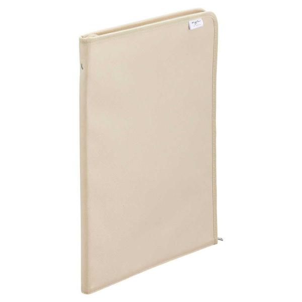 バリエーション豊富なポケットで、様々な推し活グッズに対応！「推し」の祭壇としてコレクションを立てて飾れます。収納物のとび出しを防ぐフラップ付き。キーホルダーなどを掛けられるループ。Ａ５判が入る大きなポケット。缶バッジが付けられるメッシュ。大...