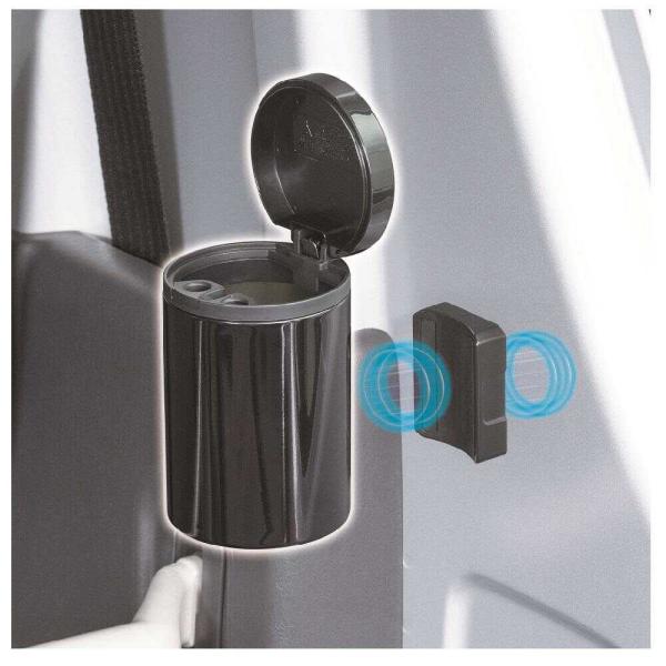 ●マグネットで金属面に取り付けができる缶の形をした灰皿です。●マグネット部分と缶部分はセパレート式なので、缶部分のみでドリンクホルダーに置いて使用することも可能です。●アウトドアなどで車体等に取り付けて使用すると便利です。