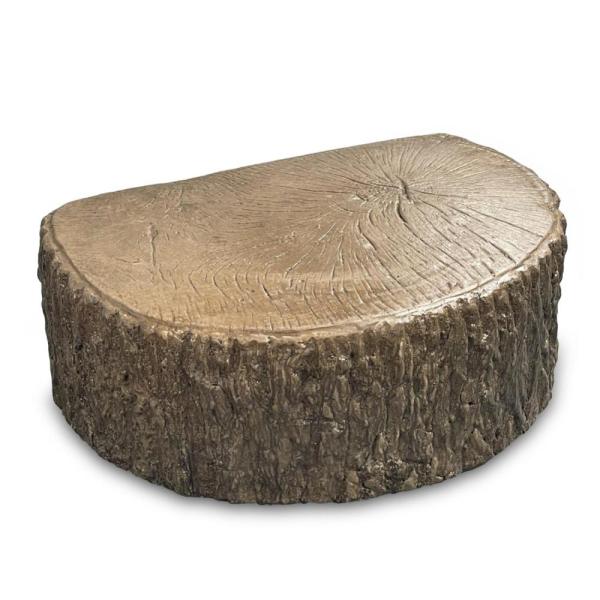 切り株をリアルに再現したコンクリート製の踏み台。