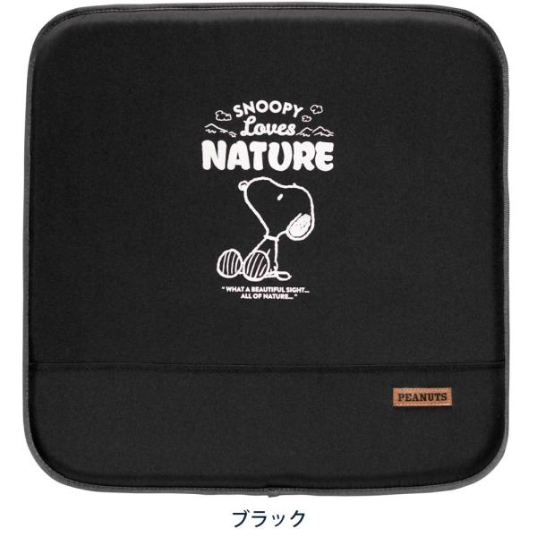 スヌーピーのプリントが可愛いシート用クッションキズや汚れに強い防水素材を使用したクッションで「PEANUTS」ロゴのワッペンがデザインのアクセント。中材はウレタンフォームで程よい座り心地になります。