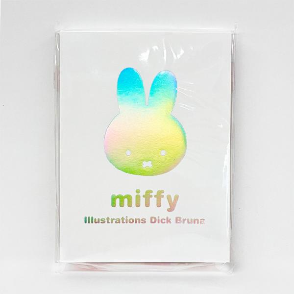 角度によって色の見え方が変わる、華やかなオーロラ箔を表紙に使用したメモパッドです。かわいい2柄入り。メモとしてだけでなくちょっとしたメッセージにもぴったりです◎■サイズ：85×115mm■内容：2柄×各50枚 計100枚■日本製