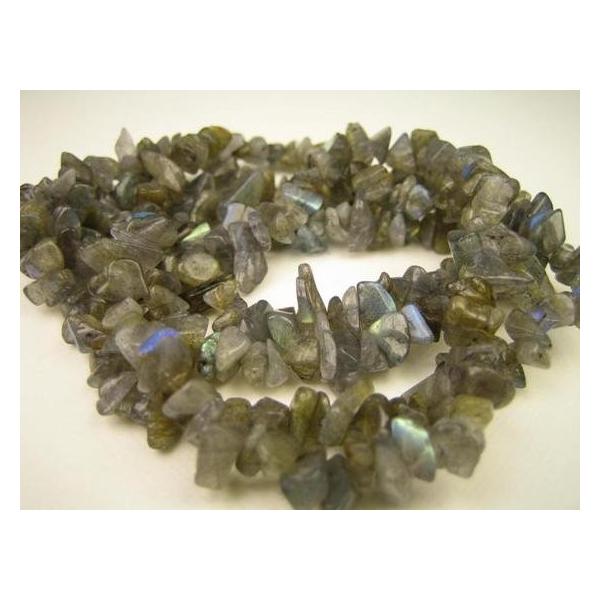 【さざれ連売り商品】ラブラドライト☆商品情報☆長さ：約4-13mm幅：約3-7mm厚さ：約2-6mm粒数：約230-250粒全長：約85cm原産地：マダガスカル※形状やサイズのばらつき、表面や穴周りにキズや凹み等があります。また、割れ欠け、...