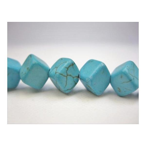 【半連売り商品】マグネサイトターコイズ☆商品情報☆縦：10±0.2mm幅：10±0.2mm(対角線を測ったサイズ)粒数：約20粒長さ：約20cm※形状やサイズのばらつき、表面や穴周りにキズや凹み等があります。粒数はあくまで目安です。多少の誤...
