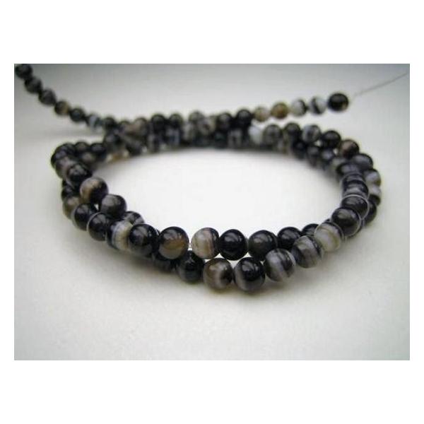 【連売り商品】黒縞メノウ☆商品情報☆石サイズ：Φ4±0.2mm粒数：約94粒全長：約39cm原産地：ブラジル※形状やサイズのばらつき、表面や穴周りにキズや凹み等が目立ちます。画像3枚目を参考にご購入ください。粒数はあくまで目安です。多少の誤...