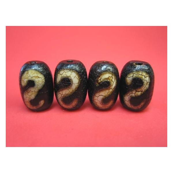 【チベット火供天珠】金銭鈎天珠商品情報長さ：約12mm直径：約Φ8mm穴サイズ：Φ1.2±0.5mm中国・チベット天珠※形状やサイズのばらつきがあります。表面や穴周りにキズや凹み等が目立ちます。穴が真っすぐでなかったり、変形していますのでご...