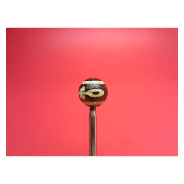 【チベット風化天珠】☆商品情報☆直径：Φ8±0.2mm穴サイズ：Φ0.8mm中国・チベット天珠※形状やサイズのばらつき、表面や穴周りのキズや凹み、穴の変形や位置ずれ等があります。※商品は選べませんのでご了承ください。※照明等の関係で実際の色...