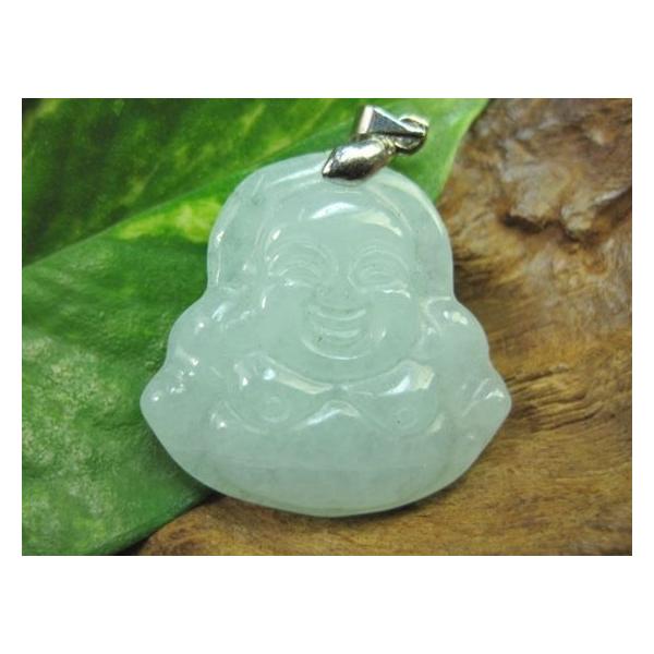 【ペンダントトップ】ネフライト☆商品情報☆縦：約28±1mm幅：約28±1mm厚さ：約7±1mm原産地：中国留め具部分：銅にメッキ加工※留め具を付けてのおとどけとなります。※表面や留め具部分にキズや凹み等があります。※色味のご指定は出来ませ...