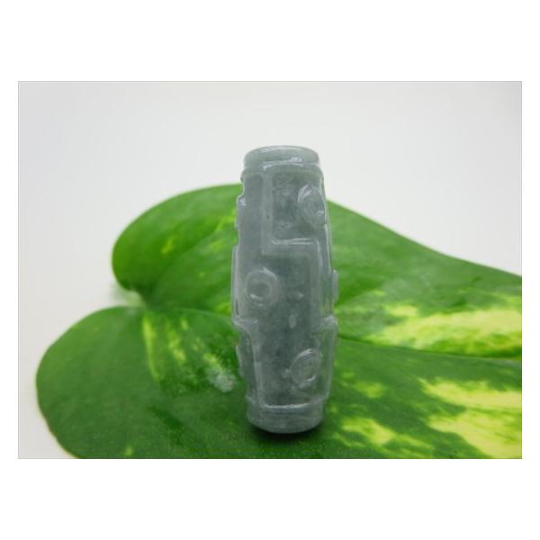 グアテマラ産翡翠天珠 手彫り九眼天珠 約33×13×10mm 一点物 : 天然石の