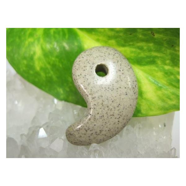 【勾玉】北投石☆商品情報☆縦：約30±1mm横：約20±1mm厚さ：約9.2±0.5mm穴サイズ：約3mm重さ：約6±1g※形状やサイズのばらつき、表面や穴周りのキズや凹み等があります。※商品は選べませんのでご了承ください。※照明等の関係で...