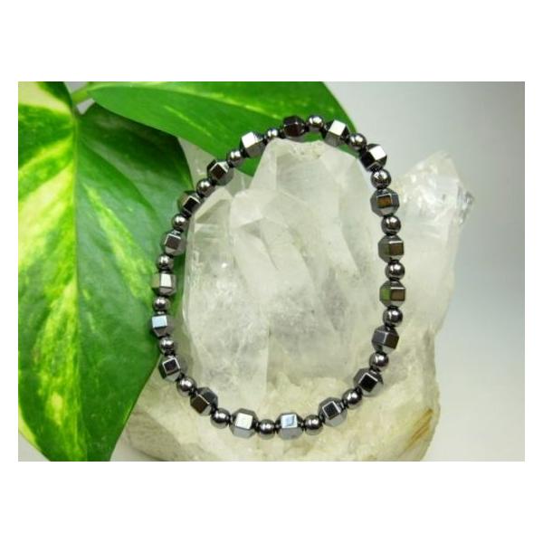 【ブレスレット】ヘマタイト☆商品情報☆石サイズ：約Φ5.5mm×19粒・Φ4.3mm×19粒手首周り：約16.5cm原産地：中国※こちらは磁気なしタイプの商品となります。※形状やサイズのばらつき、表面や穴周りにキズや凹み等があります。サイズ...