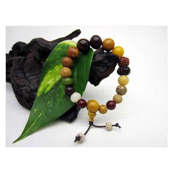 【数珠】天然菩提十八子☆商品情報☆18粒＋親玉＋飾り玉(すべて菩提樹の実)色付きのものは着色したものです。手首周り：約16.5cm原産地：中国菩提樹には多くの種類があり、その実「菩提子」は仏徳や厄除けのご利益を持つとされます。※形状・サイズ...