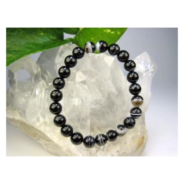 【ブレスレット】黒縞メノウ☆商品情報☆石サイズ：Φ8±0.2mm粒数：22粒手首周り：約16cm原産地：ブラジル※形状やサイズのばらつき、表面や穴周りにキズや凹み等があります。色味や模様等のご指定はできませんのでご了承ください。※照明等の関...