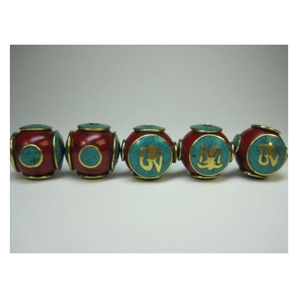 【粒売り】チベットアンティークビーズ直径：約Φ16mm厚さ：約15mm穴サイズ：約Φ2.2mm材質：銅・ターコイズ・珊瑚原産地：チベット※青い部分にはターコイズ、赤い部分には珊瑚が使用されています。※1粒1粒がハンドメイドの為、形状の歪み等...