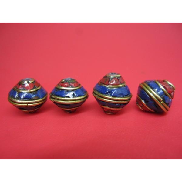 【粒売り】チベットアンティークビーズ☆商品情報☆縦：約12±1mm幅：約12.5±1mm穴サイズ：約Φ0.5mm材質：銅・ラピスラズリ・珊瑚原産地：チベット紺の部分にはラピスラズリ、赤い部分には珊瑚が使用されています。アンティークですのでキ...