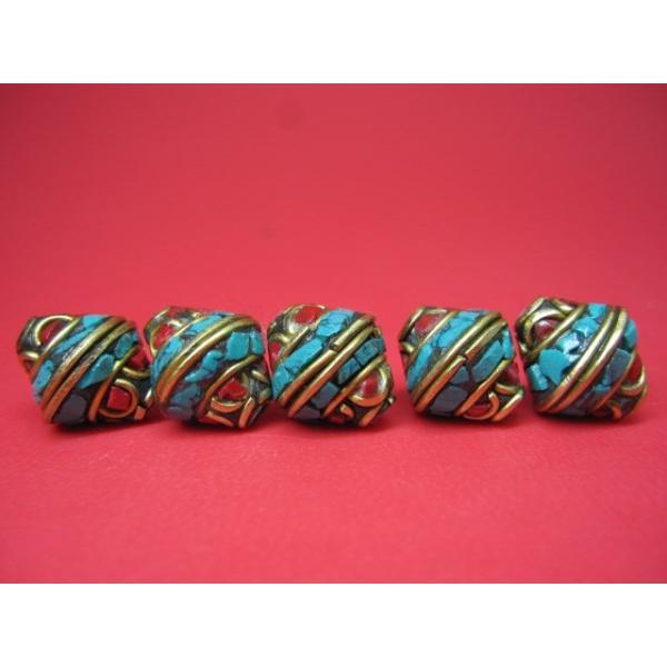 【粒売り】チベットアンティークビーズ縦：約13±0.5mm幅：約12±0.5mm穴サイズ：約Φ0.5mm材質：銅・ターコイズ・珊瑚原産地：チベット青い部分にはターコイズ、赤い部分には珊瑚が使用されています。アンティークですのでキズや欠け、変...