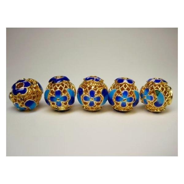 【粒売り】チベット七宝焼きビーズ縦：約10.8mm直径：約Φ10.4mm穴サイズ：約Φ1.7mm金属部分材質：銅に金メッキ原産地：チベット※材質上、形状やサイズのばらつき、表面や穴周りにキズや凹み等があります。色味や模様等のご指定はできませ...