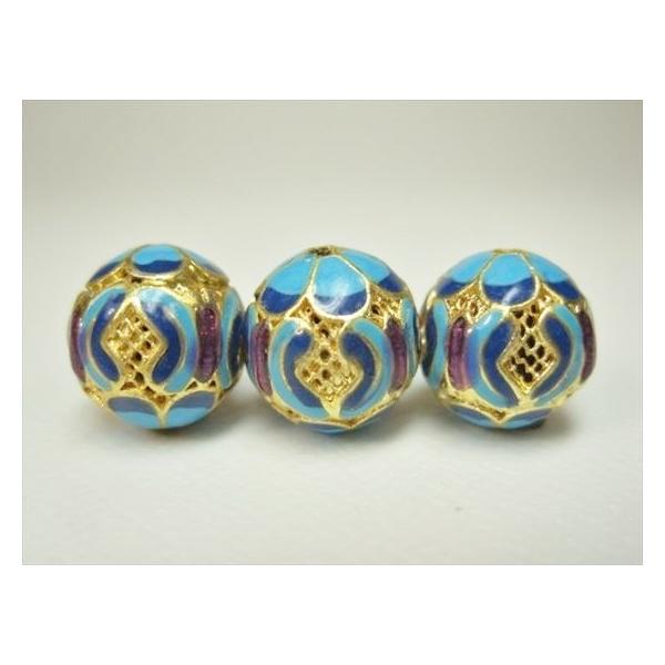 【粒売り】チベット七宝焼きビーズ縦：約11.2mm±.0.2mm直径：約Φ11±0.2mm穴サイズ：約Φ2mm金属部分材質：銅に金メッキ原産地：チベット※材質上、形状やサイズのばらつき、表面や穴周りにキズや凹み等があります。色味や模様等のご...