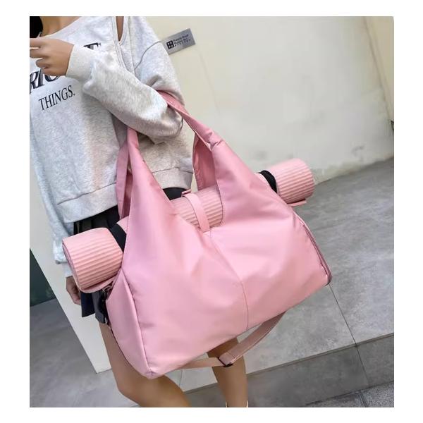 ヨガマットが収納できる2wayバッグ。旅行、アウトドア、部活、スポーツジムに行くときにもおすすめシューズ収納も完備商品内容：バッグのみ生産国：中国素材：オックスフォード生地他