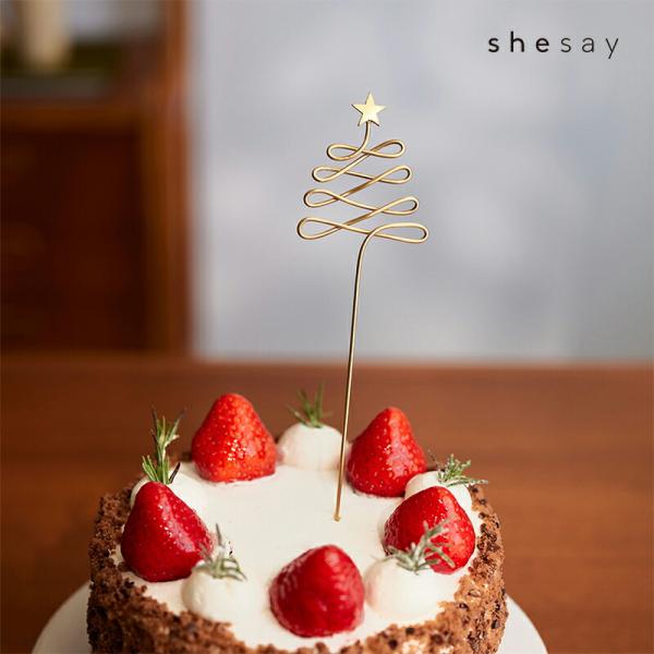 飾っても楽しめる BRASSのトッパー ツリーShesay  BRASSトッパー ツリー大切な日のケーキを彩るBRASSのトッパー ツリークリスマスパーティーでケーキに挿したり、フォトプロップスとして使えるBRASSで出来たトッパーです。シ...