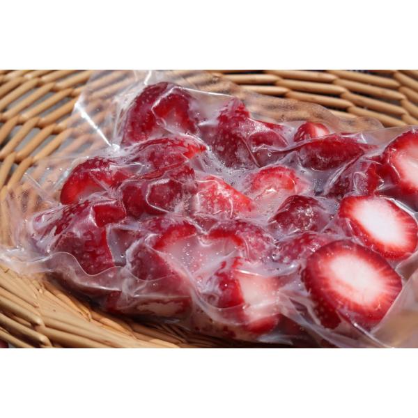 徳島県産いちごを使用した冷凍いちごは、鮮度を保つため収穫後すぐに洗浄し、ヘタを取り、真空パックしてマイナス30℃で急速冷凍しています。この過程により、いちご本来の甘さや香りをしっかり閉じ込めています。複数の品種を混ぜ合わせているため、味や風...