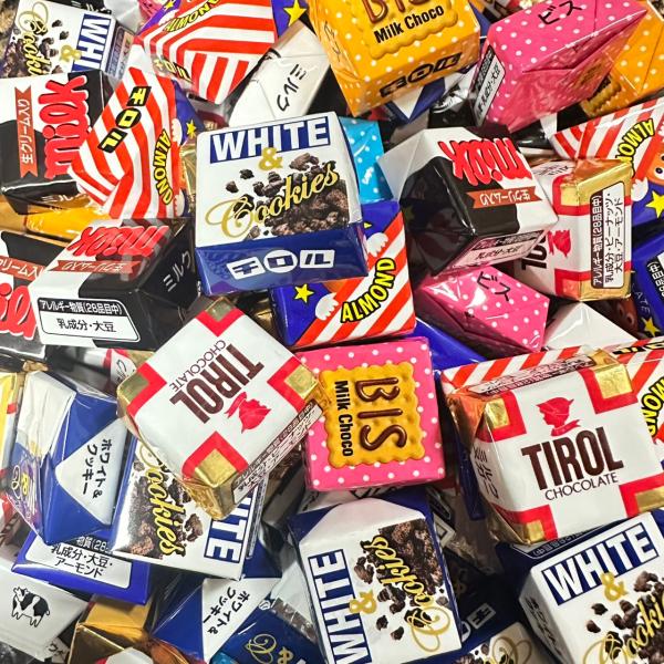 ■チロルチョコ 150個 バラエティーセットです。大人から子供までみんな大好きな人気の定番チロルチョコを詰め合わせました！ミルク・ビス・アーモンド・ホワイト＆クッキー・ミルクヌガーなどが入っております。味の種類、個数は完全ランダムです。4種...