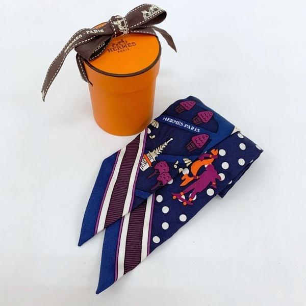 HERMESエルメス　ツイリー　新パリの恋人たち　リボンシルクスカーフ　ローズ HERMES（エルメス） ミニ スカーフ ツイリー 新パリの恋人たち Les