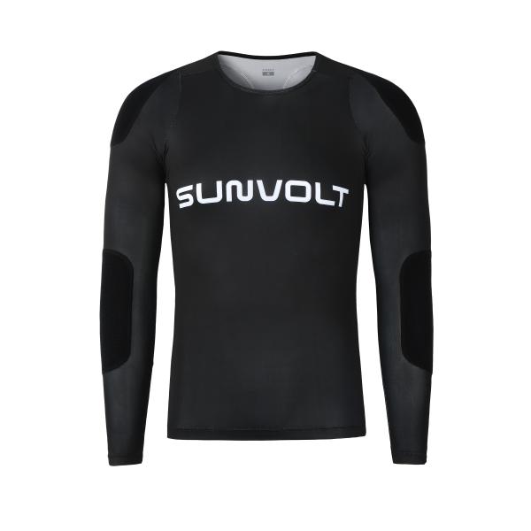 競輪の現場で求められてきた機能を、そのまま形にしました。落車時の衝撃を“滑って逃がす”ことを目的に、三角筋〜肩甲骨ライン、そして肘に専用パッドを配置。柔らかくしなやかなパッド（冬用の裏起毛生地）が、動きを妨げることなくリスクを軽減します。ベ...